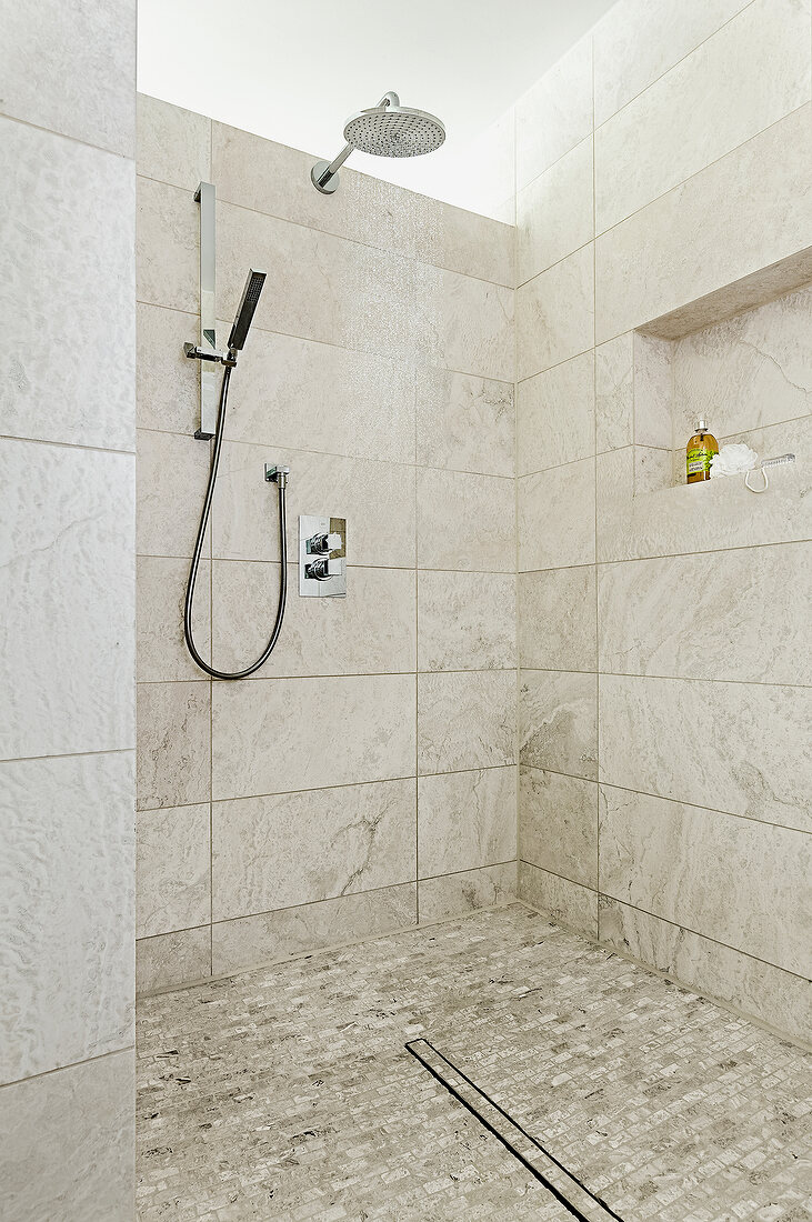 Geflieste Dusche mit Regenbrause Fussboden aus Travertinmosaik