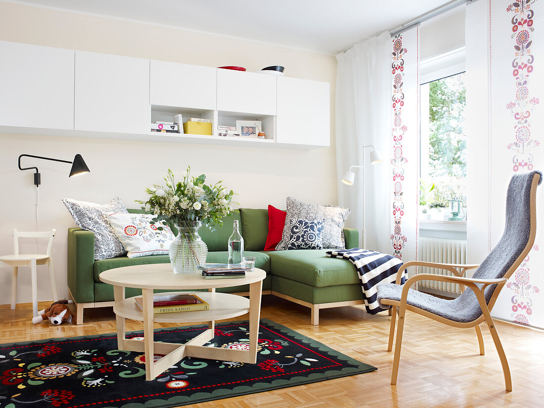 Living room with sofa, table and chair