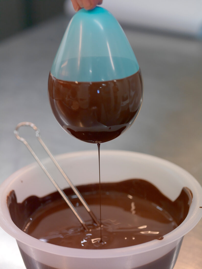 Herstellung von Schokoladenschalen für ein Dessert