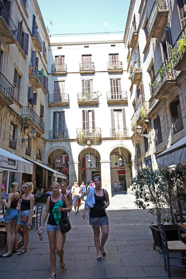 Barcelona, Gasse zum Plaça Reial Touristen, Straßencafe