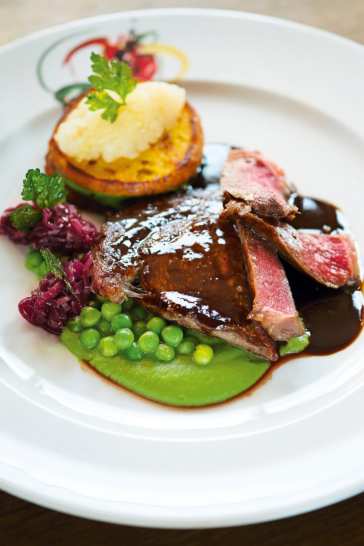 Cuxhavener Entrecote, Maiskuchen, Erbsen und Zwiebelmarmelade