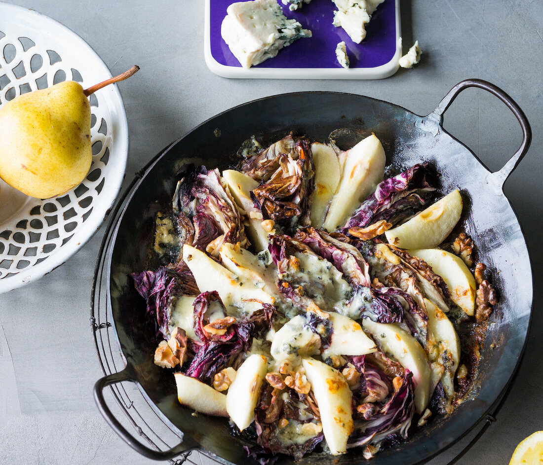 Radicchio and pear gratin in pan