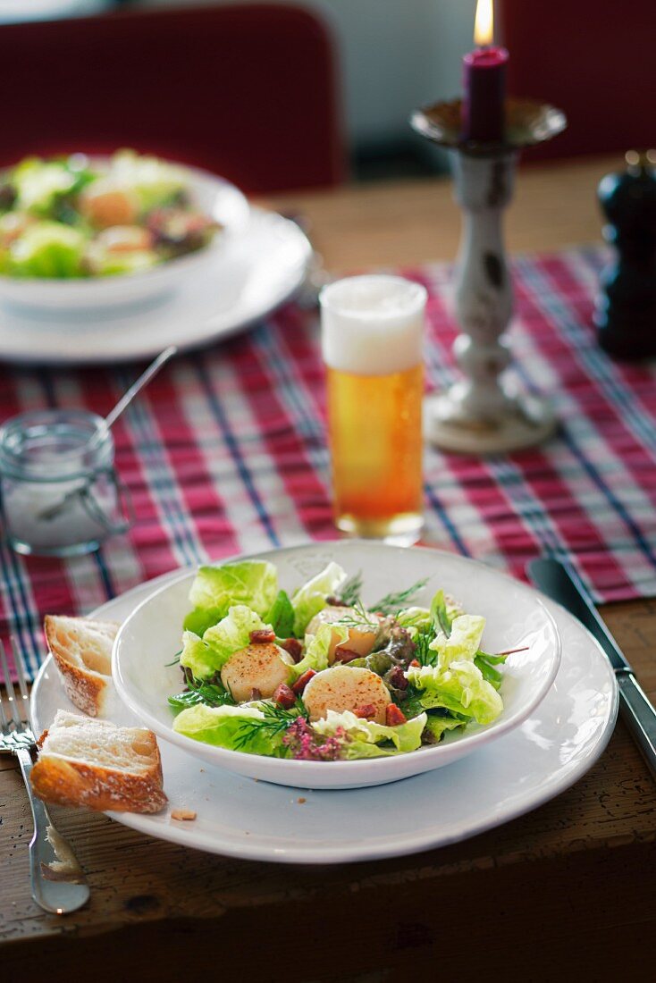 A salad with scallops and beer vinaigrette