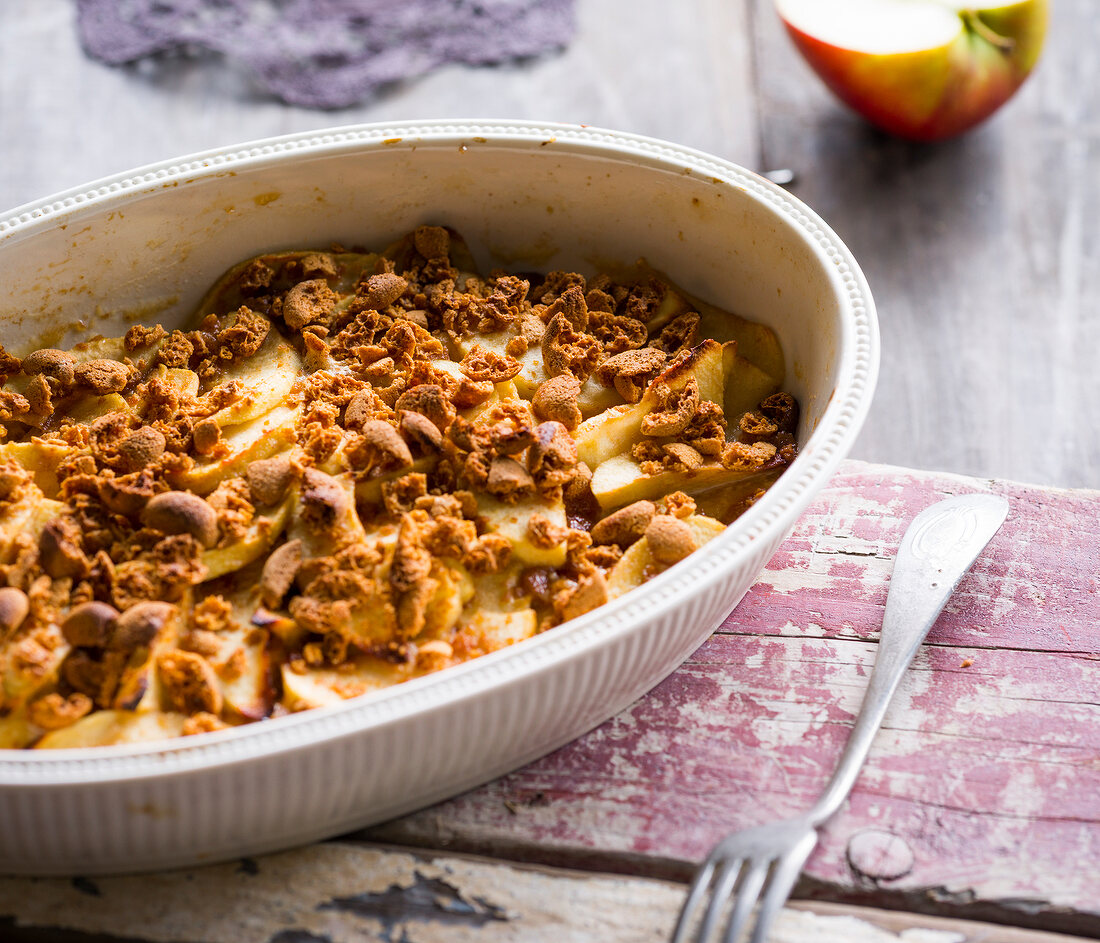 Gratin with amaretti cookie and apples in casserole