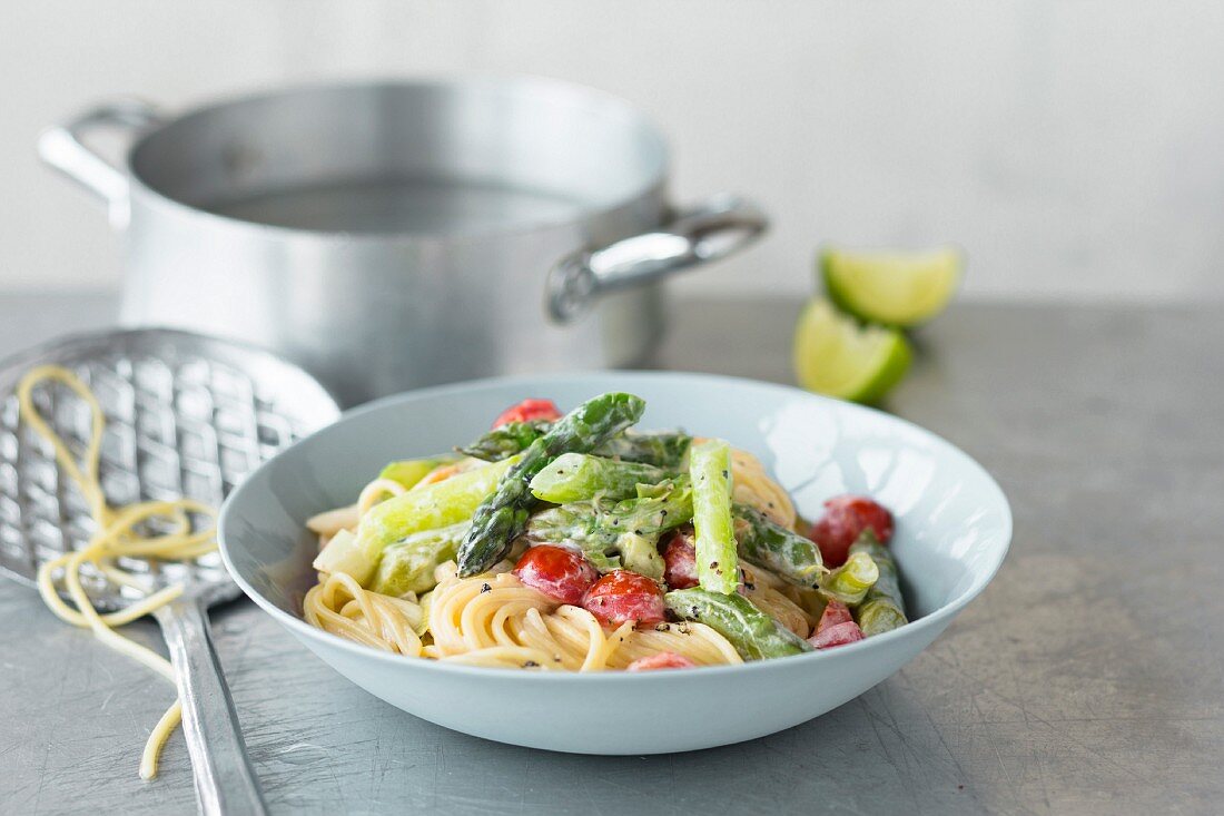 Pasta tre colori (spaghetti with green asparagus and tomatoes)