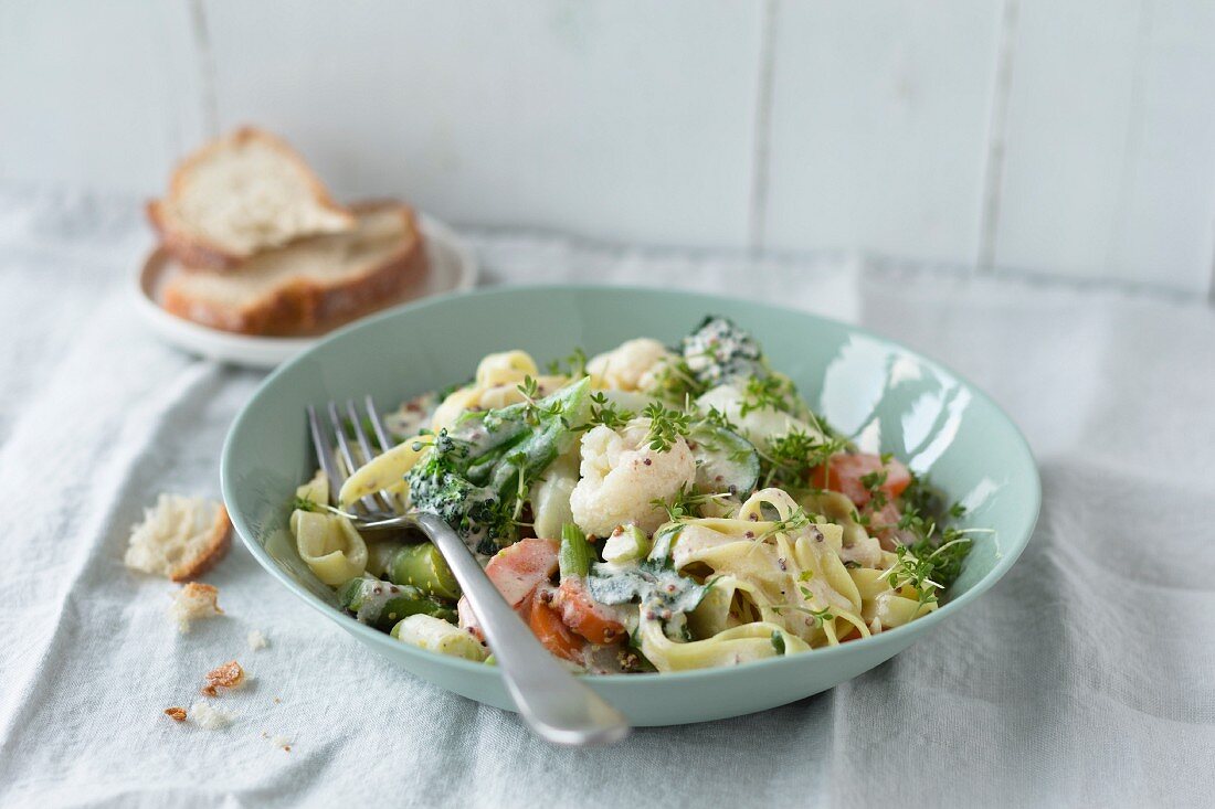 Tagliatelle with broccoli and cauliflower