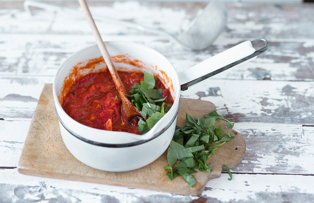 Classic tomato sauce with basil