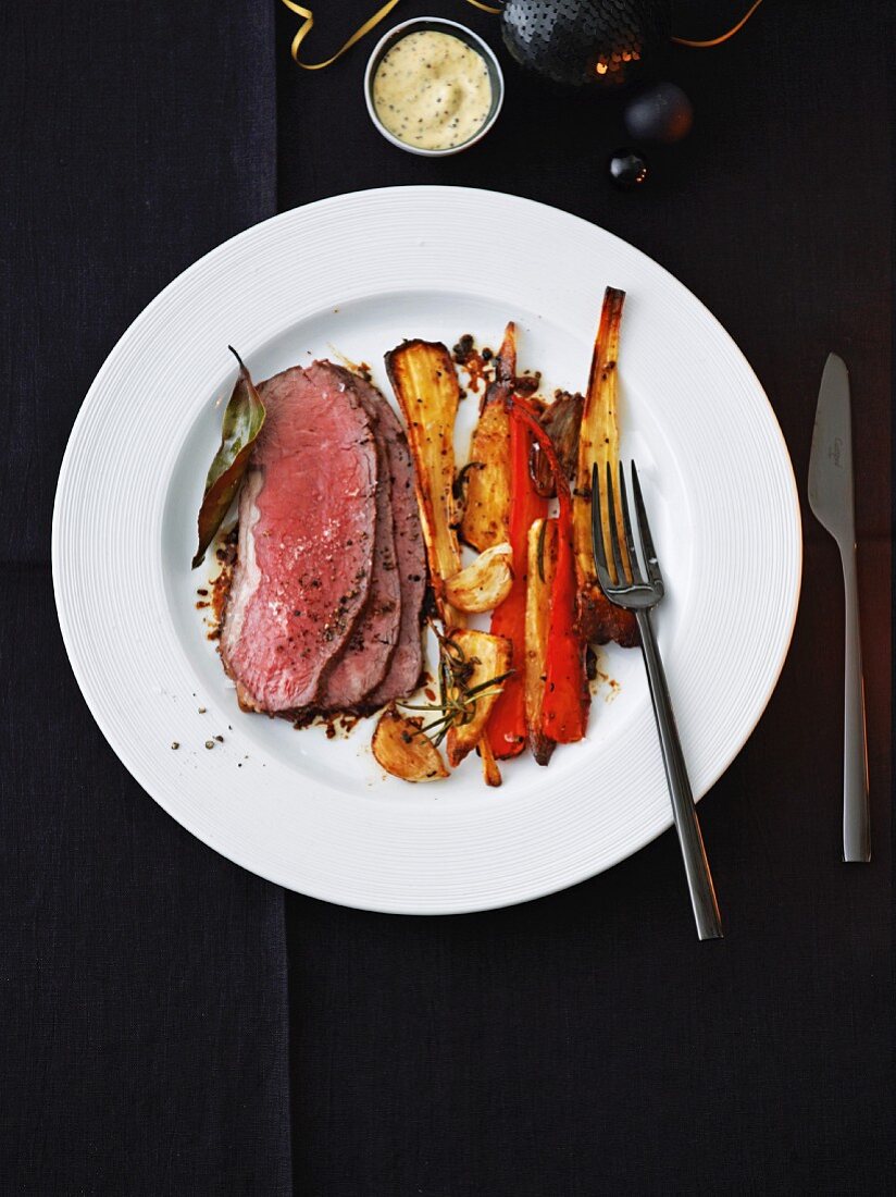 Roast beef with mustard mayonnaise and oven-roasted vegetables