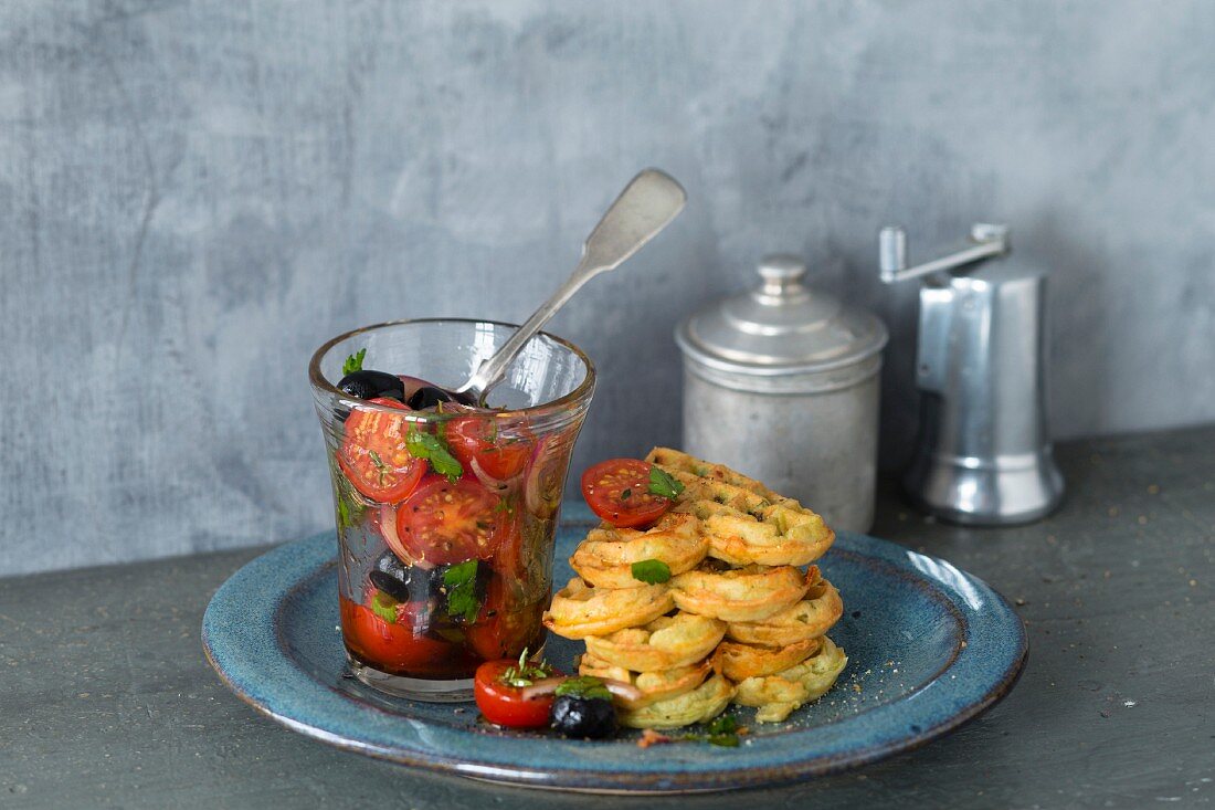 Pikante Zucchiniwaffeln mit Tomaten-Oliven-Salat