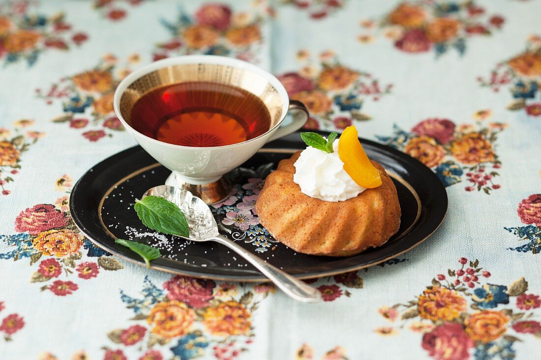 Mini-Aprikosen-Walnuss-Guglhupf mit Sahne, Aprikose, Minze und Tee