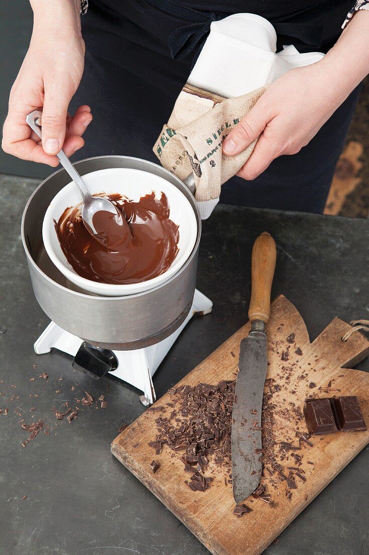 Sacher-Minigugelhupf zubereiten: Schokolade schmelzen