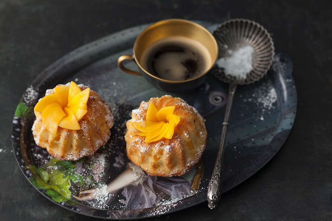 Mango-Kokos-Miniguglhupfe, Kaffee und Silberlöffel