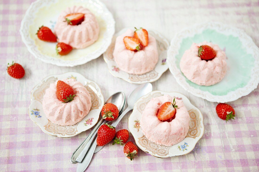 Erdbeerparfait-Minigugelhupfe