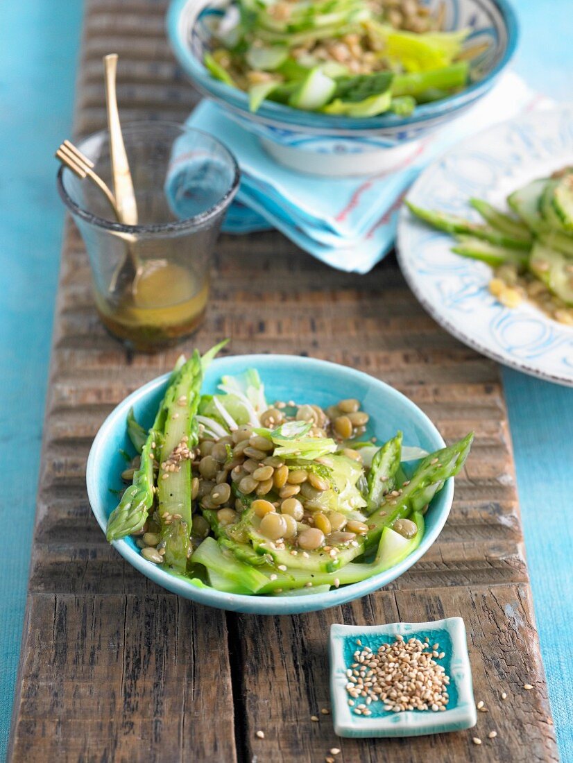 Spargelsalat mit Linsen & Sesam