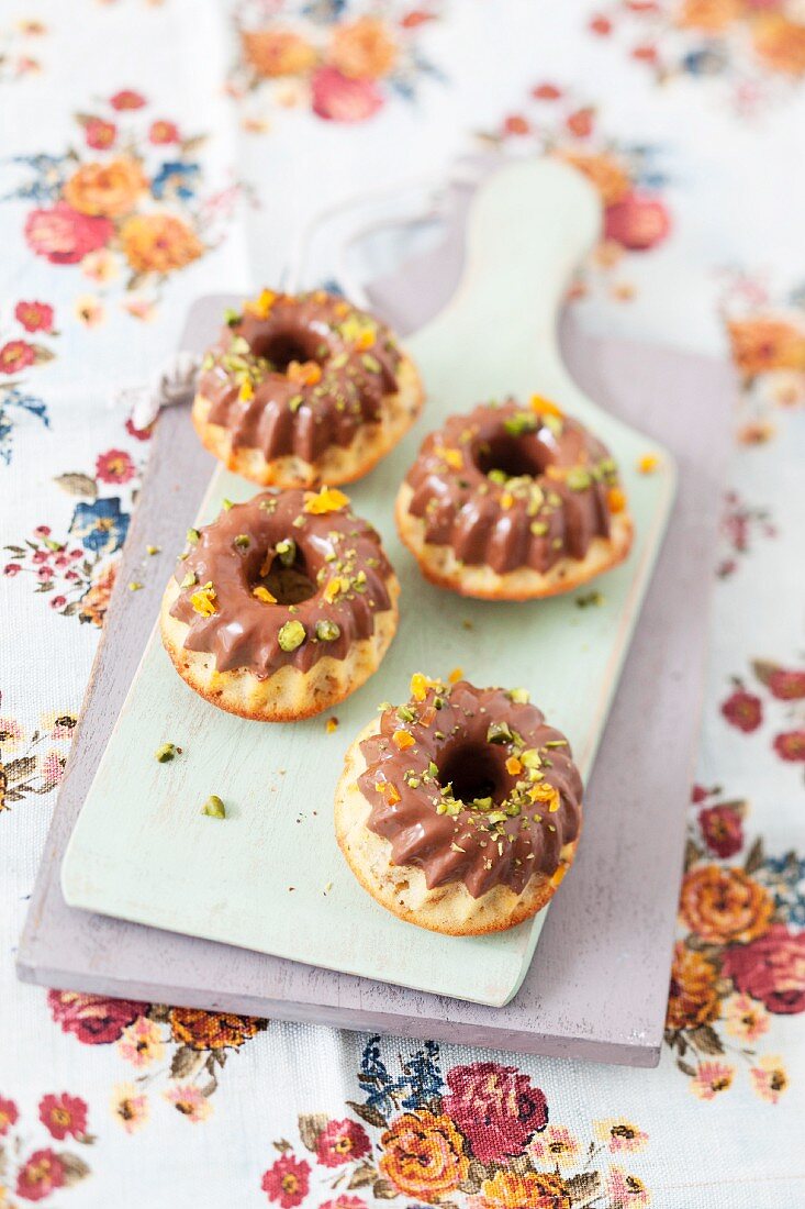 Mini-Knusper-Guglhupfe mit Schokolade, Pistazien und Aprikosen