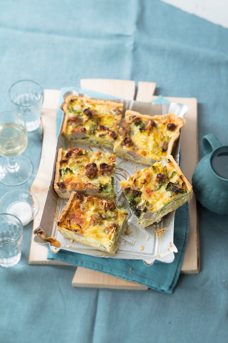 Quiches, Bratwurst-Wirsing-Qui che, gebacken, Stücke, eckig