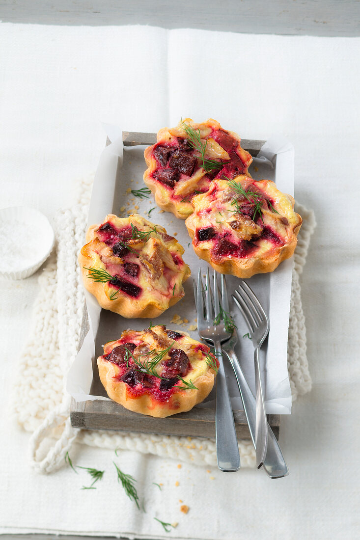 Quiches, Miniquiches mit Roter Bete, gebacken, rund, Mini, Dill