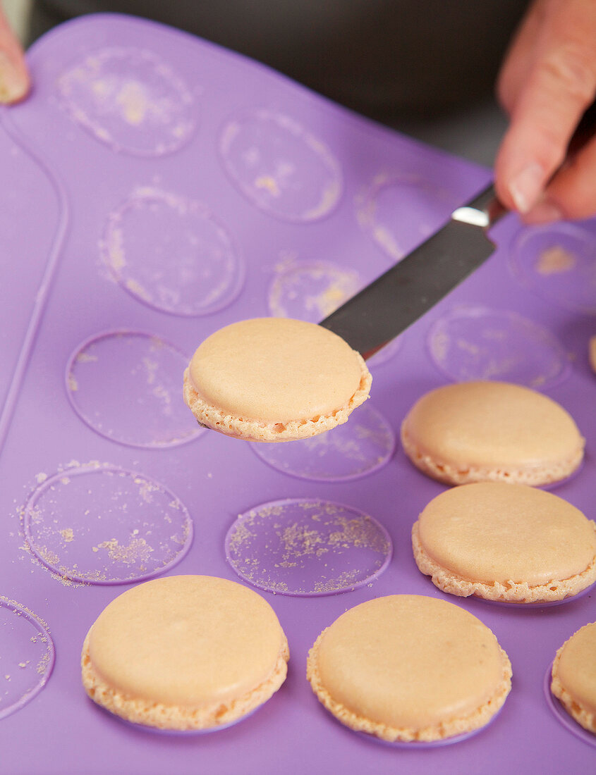 Macarons: Step 2, auf der Matte ausk ühlen lassen, mit Messer ablösen