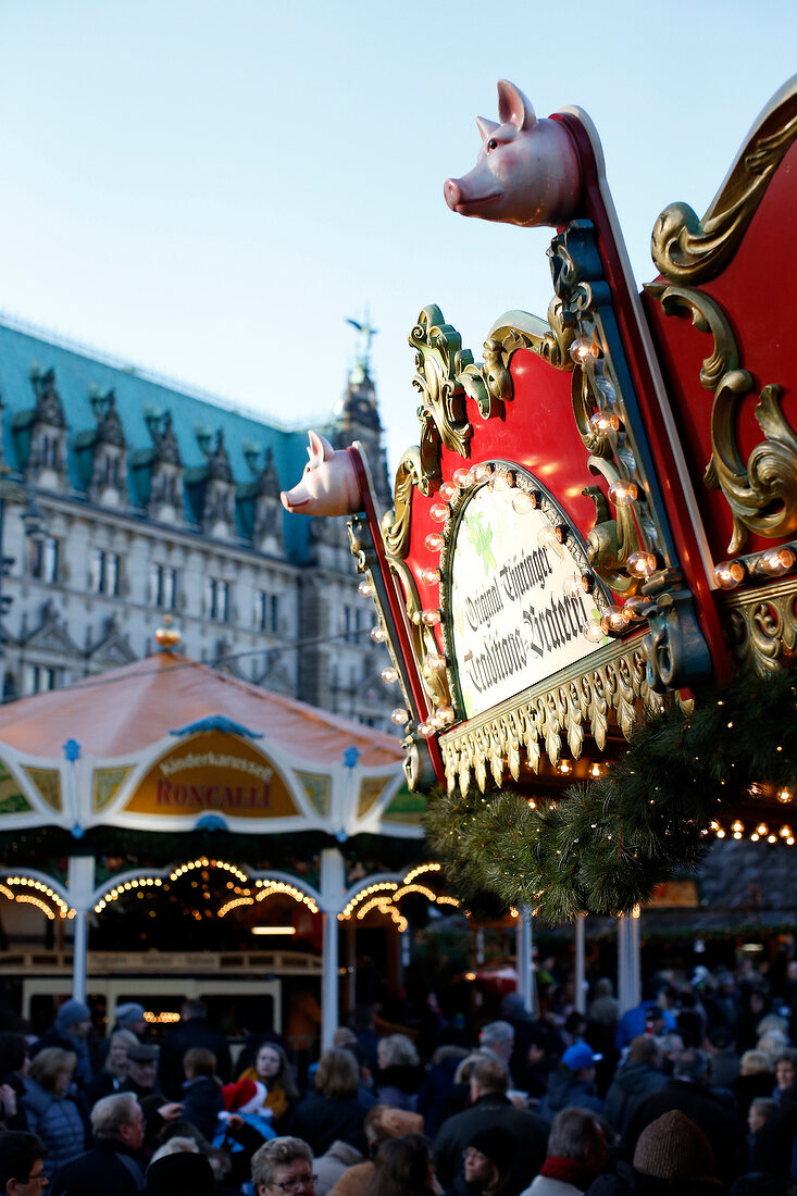 Weihnachtsmarkt auf dem Hamburger Rathausmarkt Hamburg Deutschland