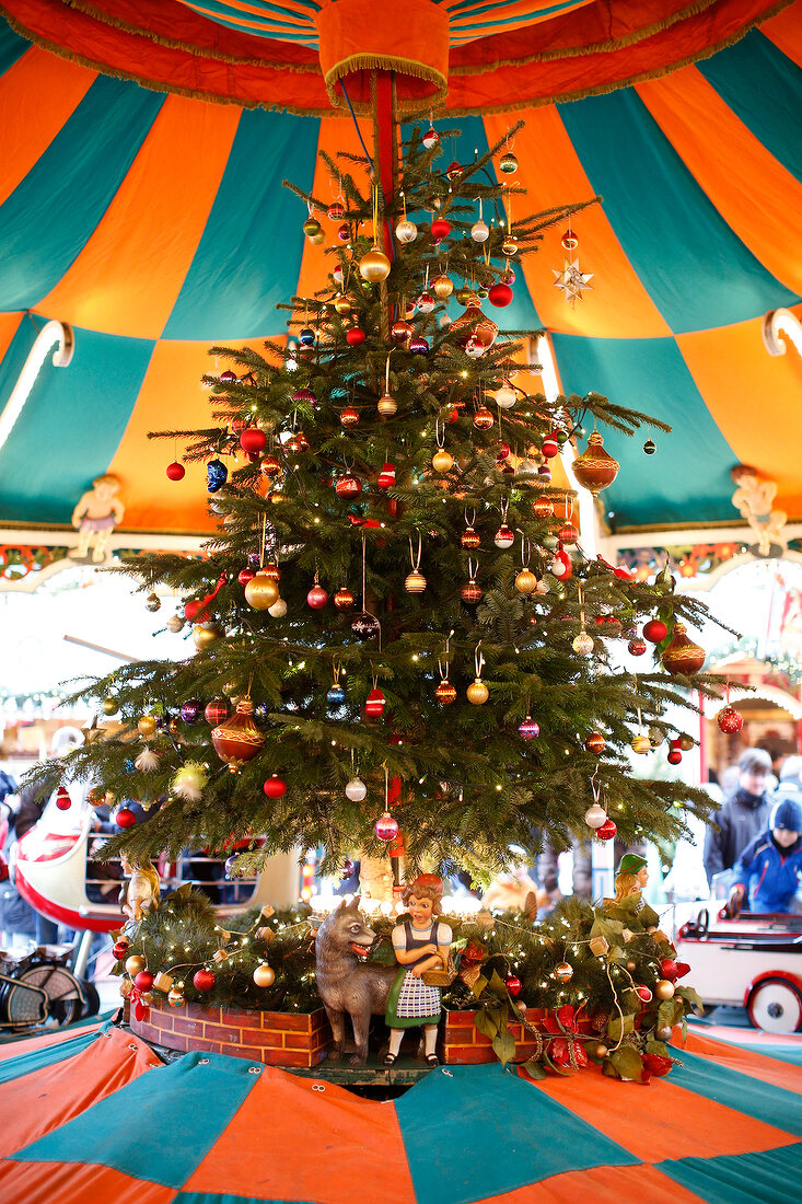 Weihnachtsmarkt auf dem Hamburger Rathausmarkt Hamburg Deutschland