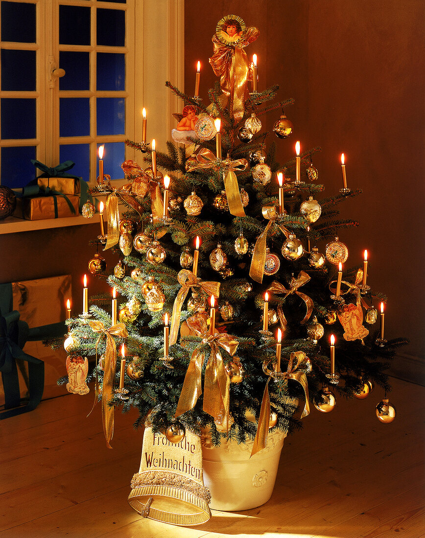 Weihnachtsbaum goldgeschmückt, große  Glocke
