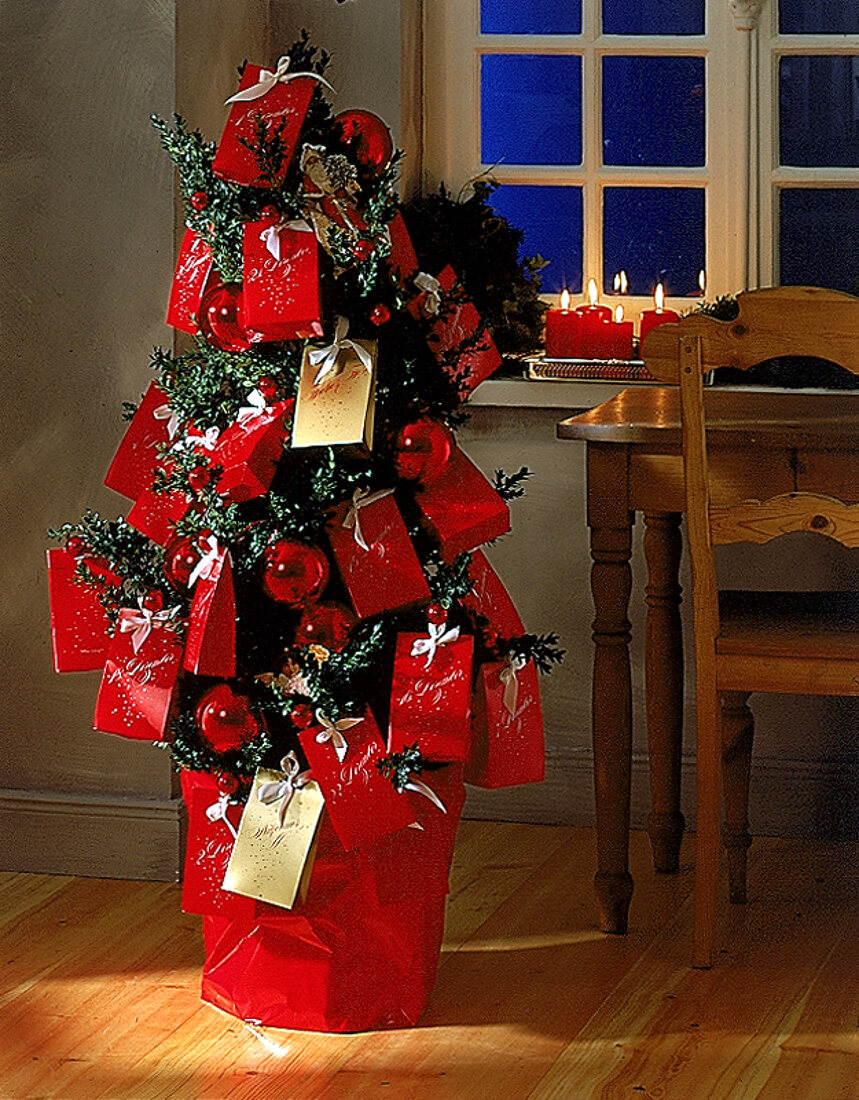Weihnachtsbaum mit roten Geschenketü ten geschmückt