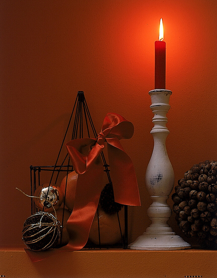 Rote Kerze in weißem Kerzenhalter, Weihnachtsdekoration