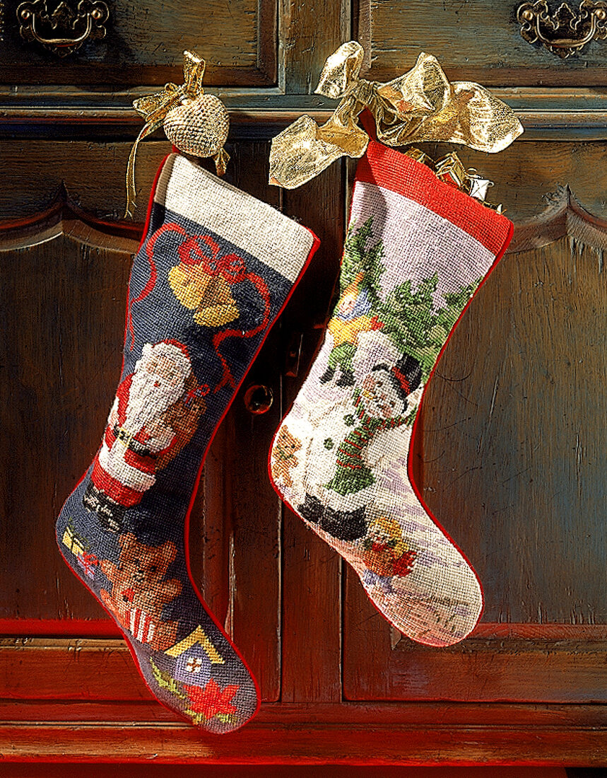 Nikolausstiefel aus Stoff bestickt mit Schnee- und Weihnachtsmännern