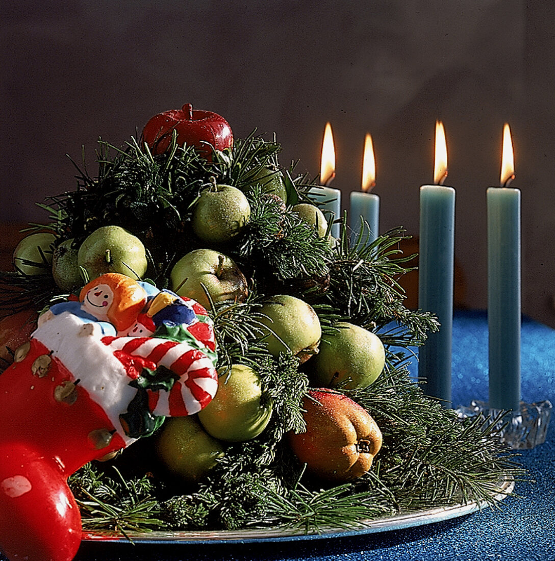 Adventsgesteck auf silberner Schale mit grünen Äpfeln, Nikolausstiefel