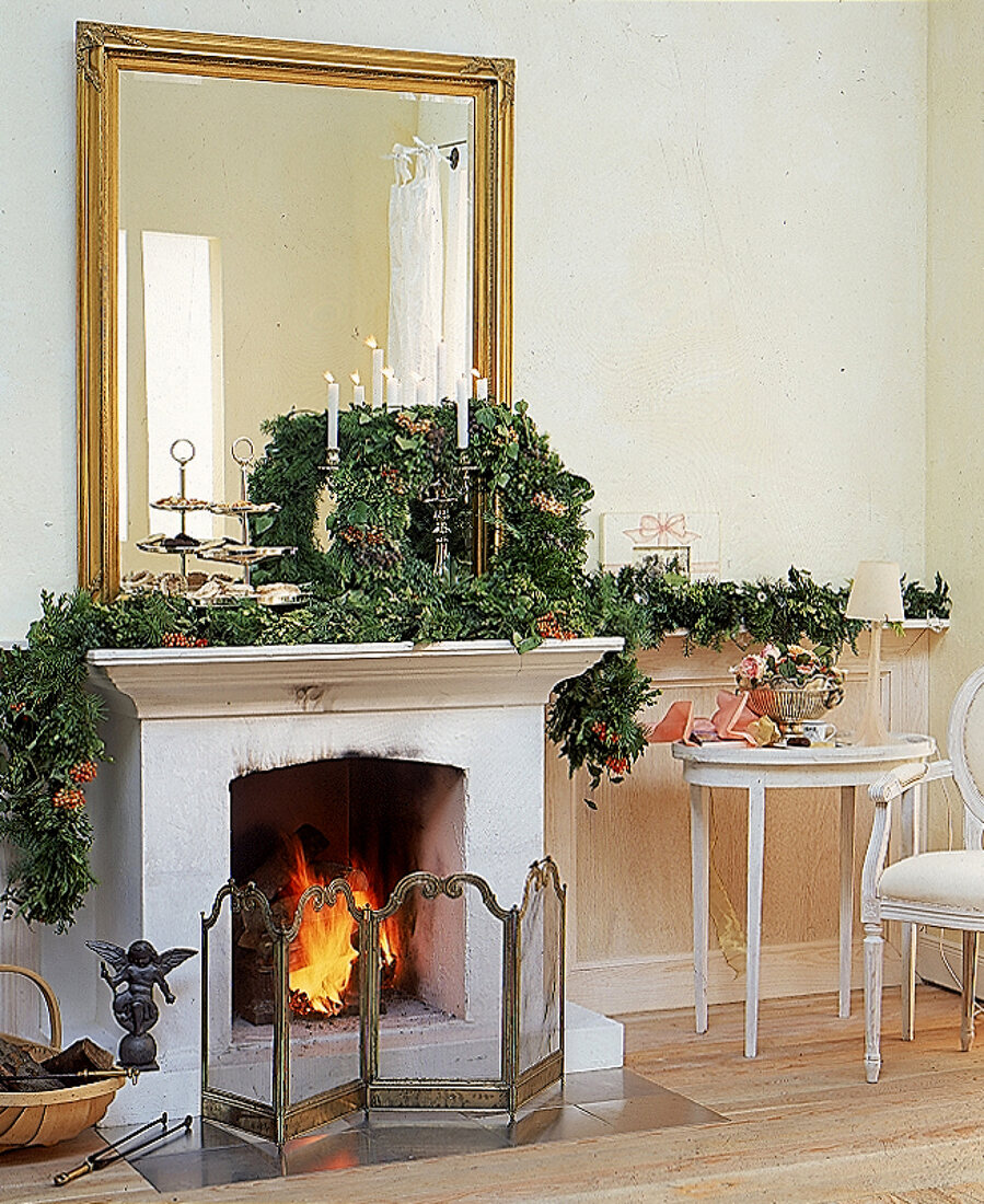 Kamin, weihnachtlich dekoriert, Kranz, Girlande, Spiegel