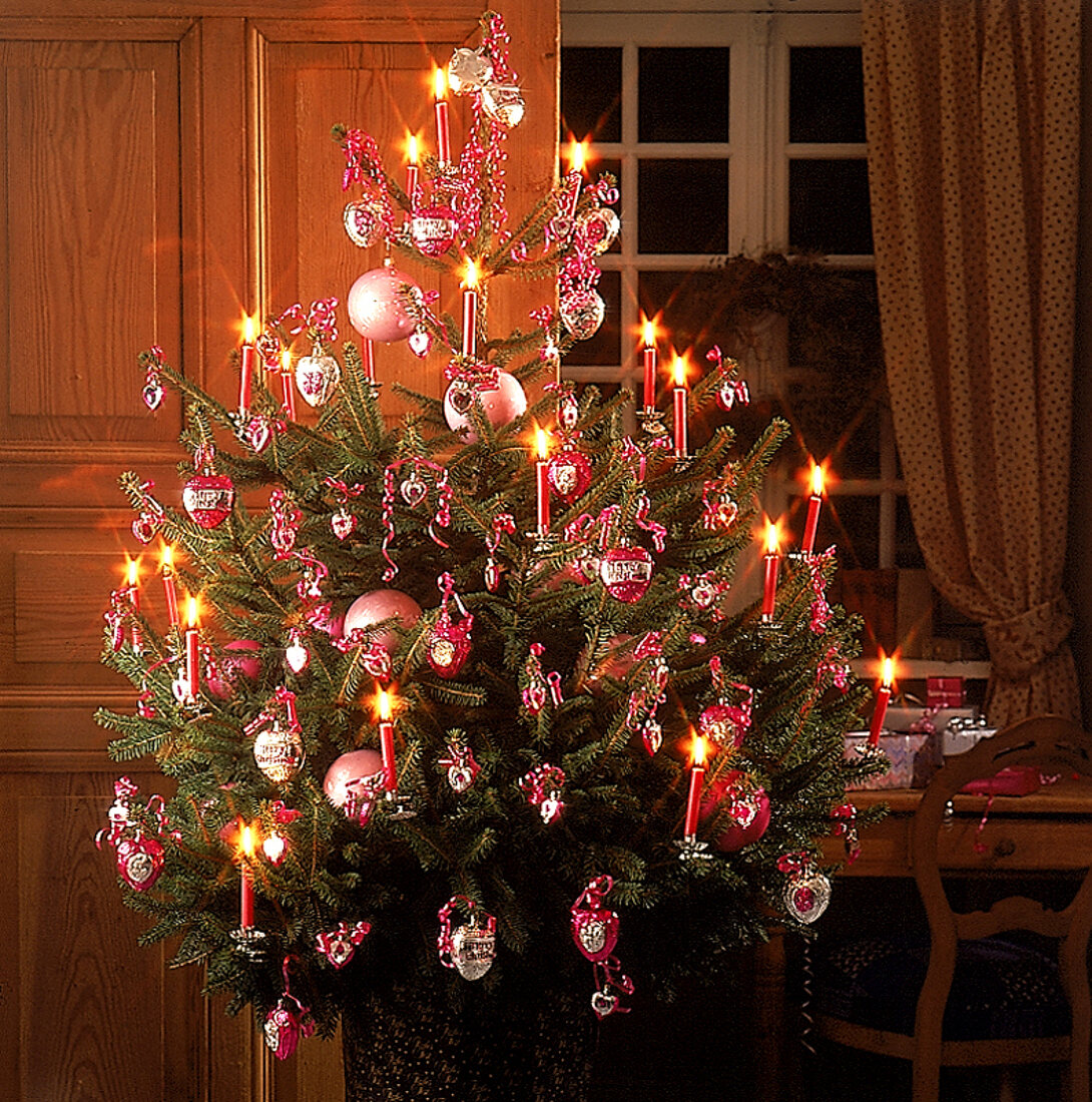 Weihnachtsbaum mit pinken Herzen Bändern und Kugeln