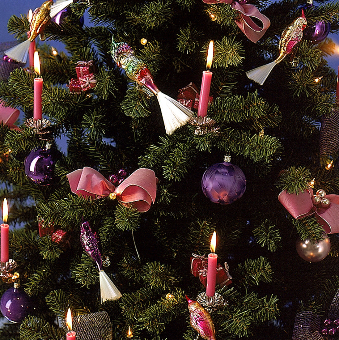 Detailaufnahme vom Weihnachtsbaum: rosa Kerzen u. Schleifen, Glasvögel