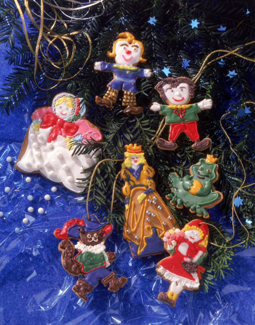 Märchen-Figuren aus Mürbeteig gebacken als Weihnachtsschmuck