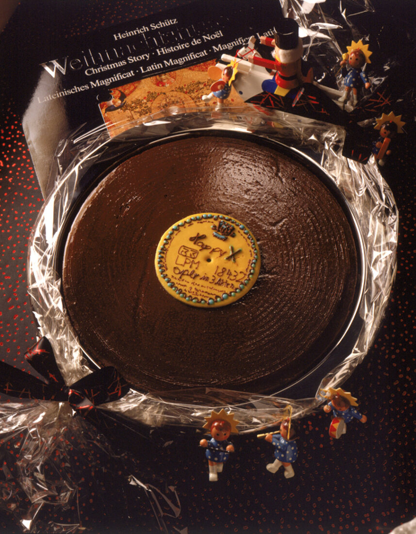 Schokoladentorte mit gelber Scheibe in der Mitte, "Happy X, Schallplatte