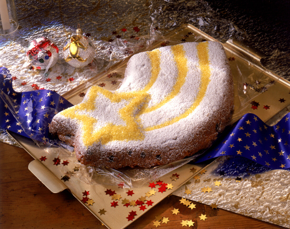 Marzipan-Stollen in Weihnachtssternform auf Tablett