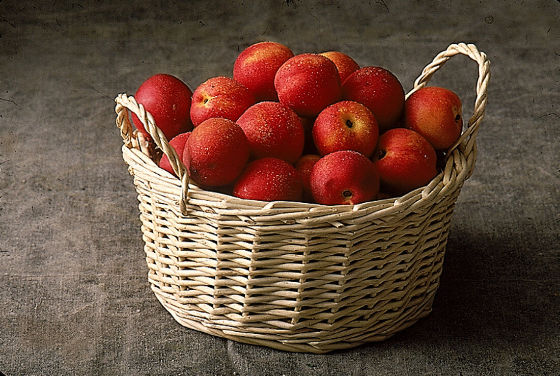 Ein Korb voller roter Äpfel 