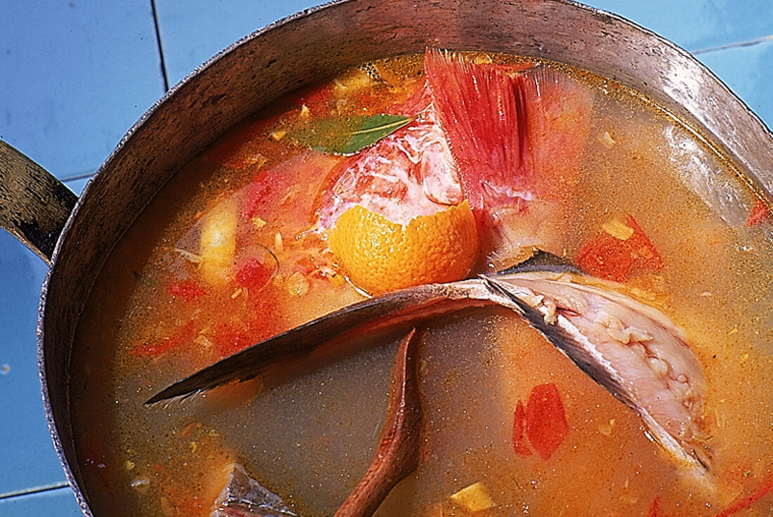 Bouillabaisse: französische Fischsuppe im Topf, Close up