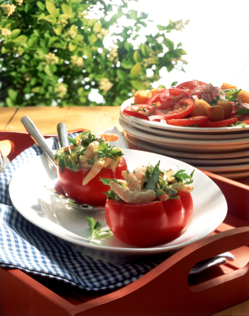 Gefullte Fleischtomaten mit Garnelen Avocados und Römersalat