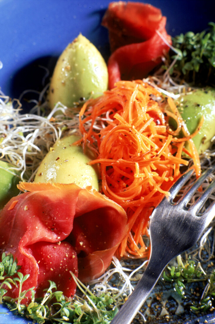 Bunter Sprossen-Avocado-Salat mit Schinken