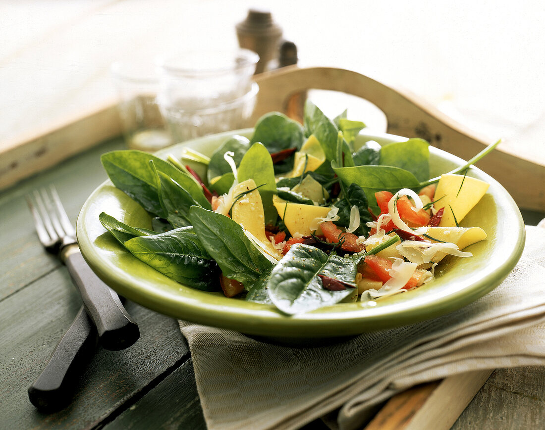 Nudel-Spinat-Salat mit Orangen Vinaigrette