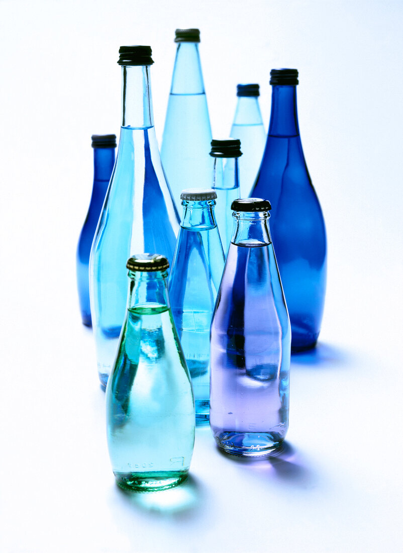 Wasser in blauen neutralen Flaschen 