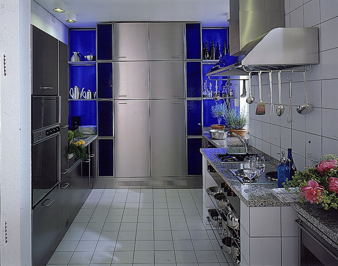 Küche mit Edelstahlverkleidungen und blauen Glaswänden