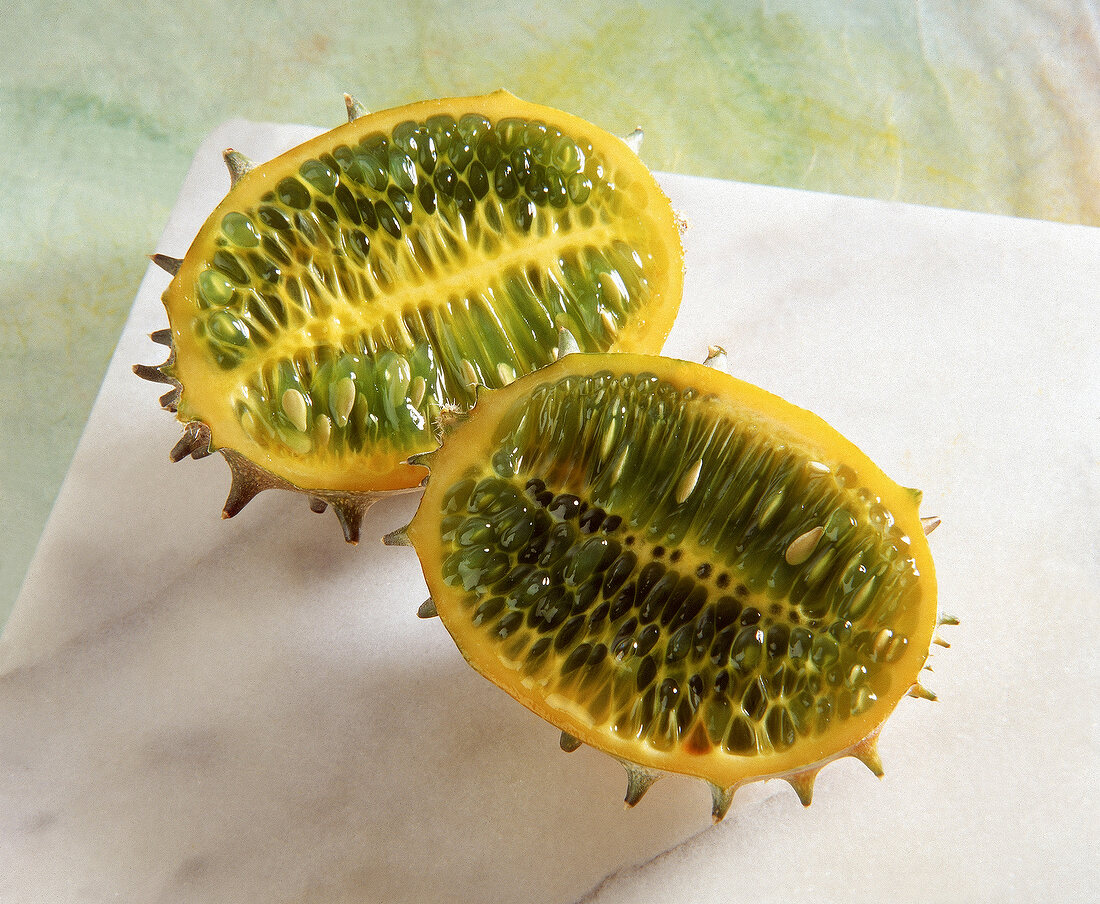 Längshalbierte Kiwano 