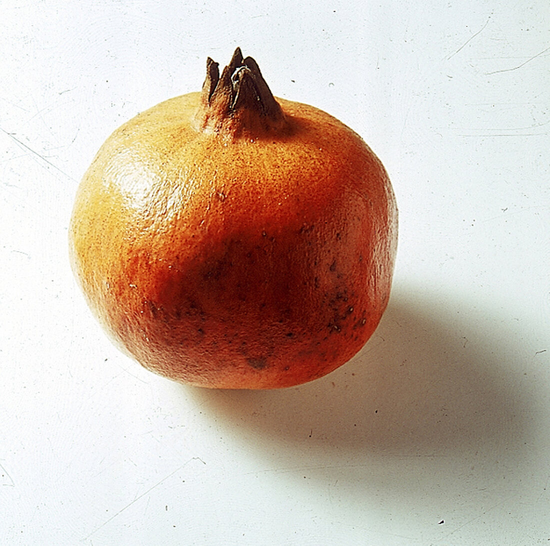 Ein ganzer Granatapfel 