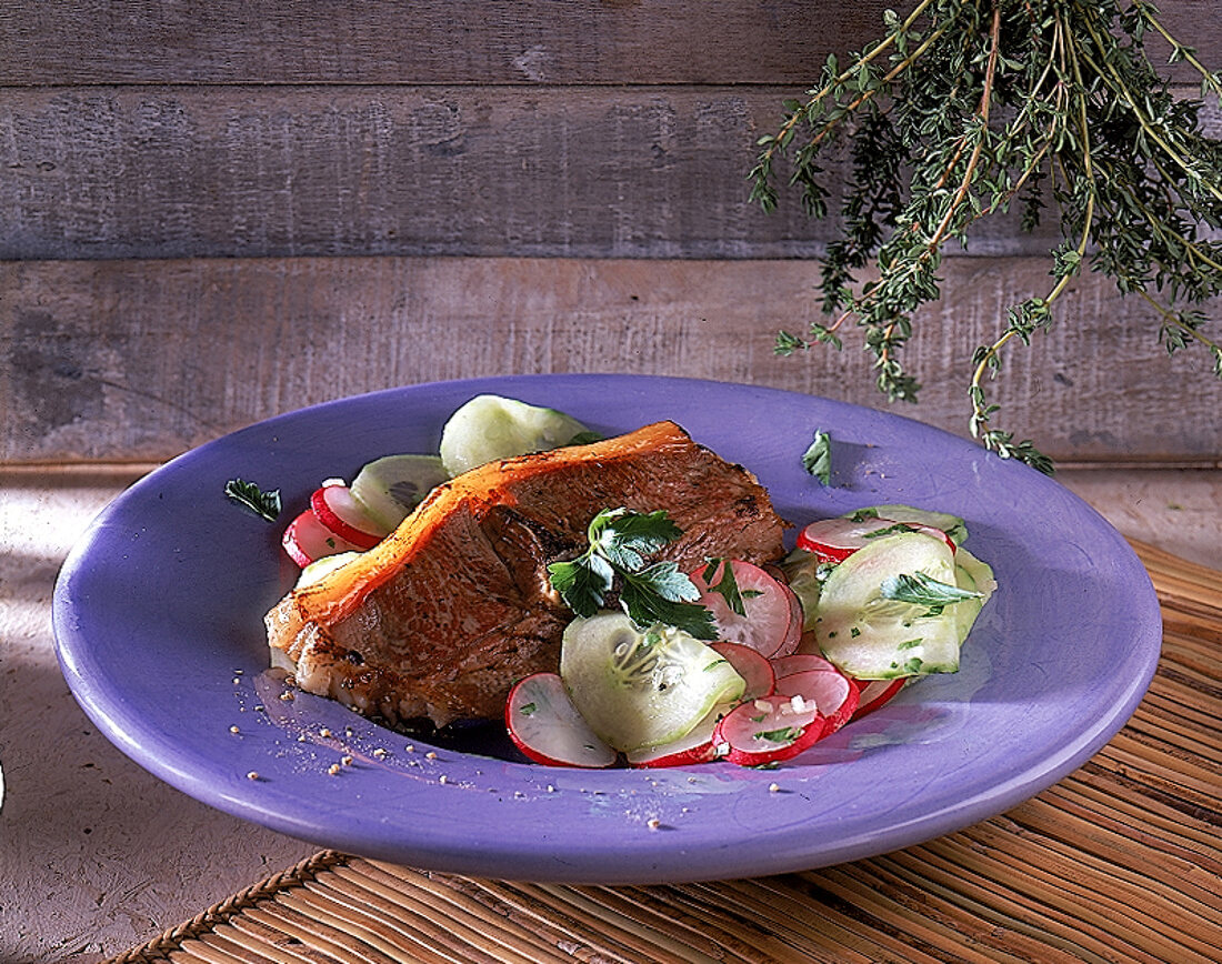 Lammkoteletts mit Gurken-RadieschenSalat