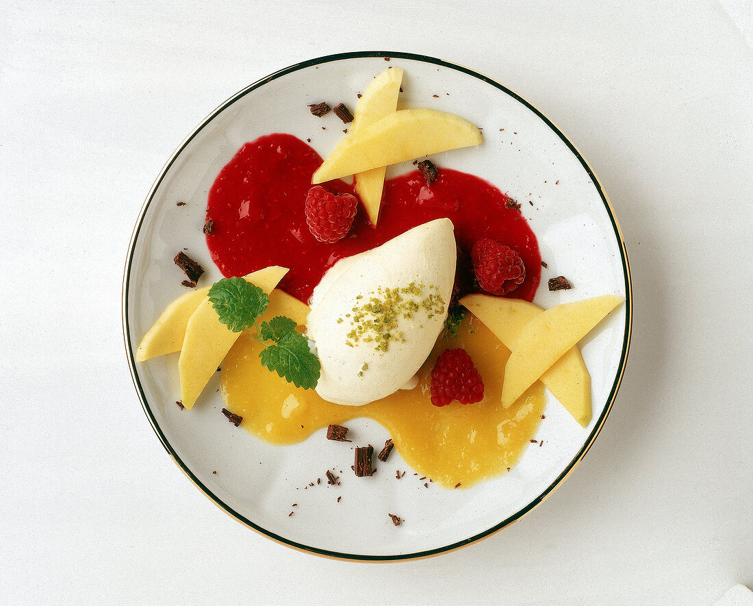 Vanilleeis mit pürierten Himbeeren und Mangos