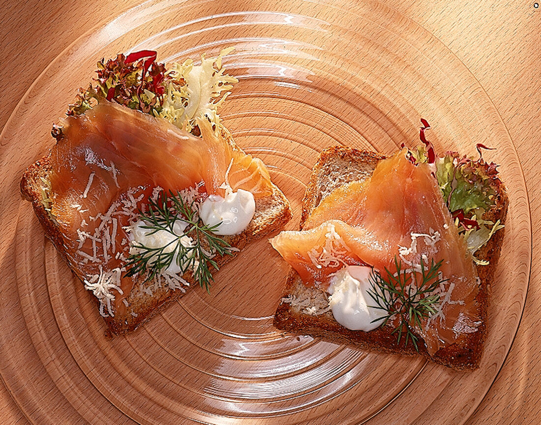 Trennkost (KH): Lachs-Toast mit Joghurt und Dill.