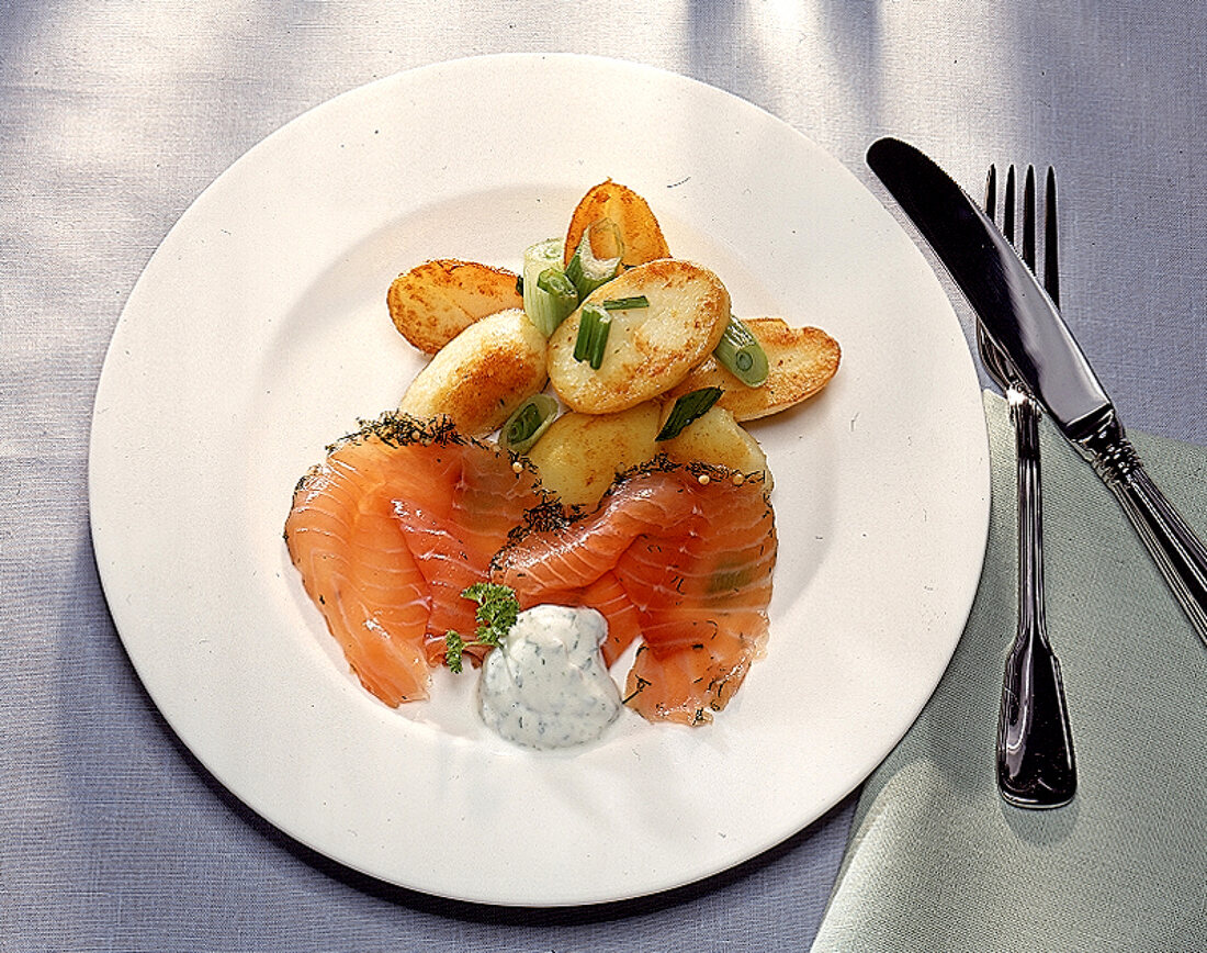 Trennkost (KH): Roestkartoffeln mit Graved Lachs und Lauchzwiebeln.