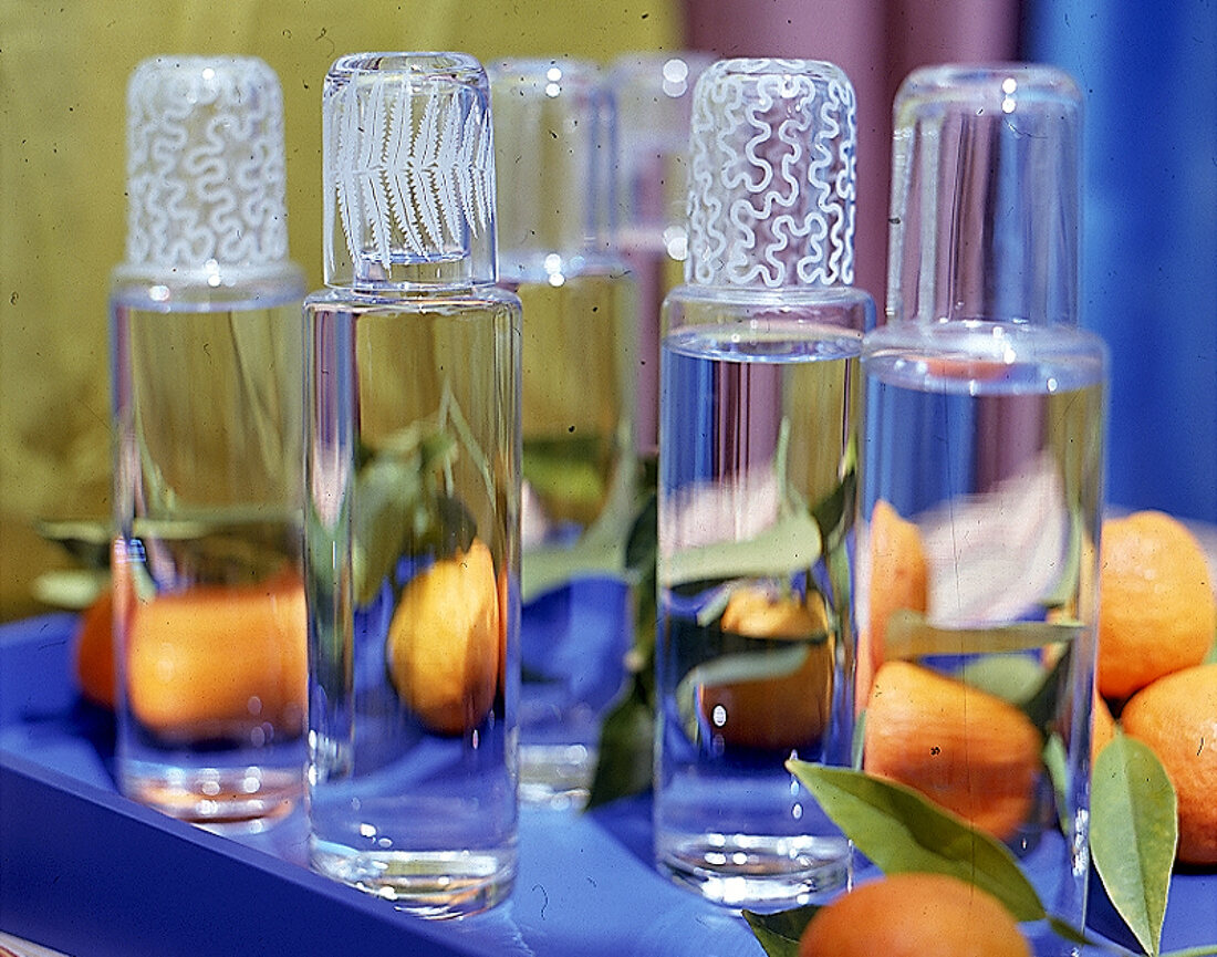 Wasser in schlichten Glaskaraffen mit gemusterten Gläsern