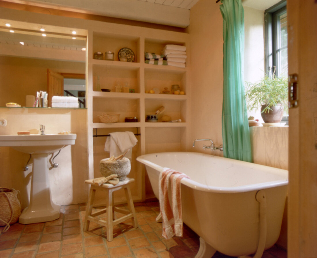 Badezimmer mit türkisen Vorhang, Badewanne unter dem Fenster
